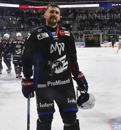 Zurück auf dem Eis: Mannheims Tobias Fohrler feierte gegen die Augsburger Panther sein Comeback und sammelte direkt seinen ersten Assist der Saison.