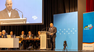 Der Landesvorsitzende der AfD Baden-Württemberg, Markus Frohnmaier, beim Landesparteitag in der Rheinhalle in Ketsch.