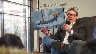 Karl-Hans Schmitt, Geschäftsführer der Buchhandlung Schmitt &amp; Hahn, beim Vorlesetag im Mannheimer Bahnhof.