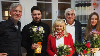 Haben beim Vorlesetag in der Mannheimer Bahnhofsmission mitgemacht: Stefan M. Dettlinger (Leiter "MM"-Kulturredaktion, von links) mit den Siegern des Schreibwettbewerbs Tobias Etsch, Regina Rothengast, Jan Sahner und Annika Reinhardt.