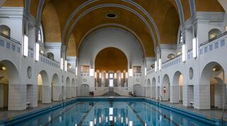 Das im Jugendstil erbaute Herschelbad von innen.