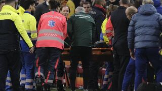 In der siebten Minute des Nations-League-Spiels in Amsterdam mussten Notärzte Adam Szalai retten.