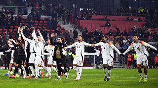 Party-Stimmung in der Freiburger Arena: Die deutschen Nationalspieler feiern mit den Fans das 7:0 gegen Bosnien-Herzegowina.