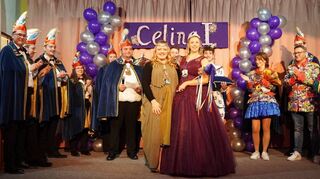 Celina I. ist die neue Prinzessin der Großen Drei und erhält von ihrer Vorgängerin Lenia I. die Insignien der Macht.
