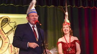 Lasagne-Zutaten als Geschenk: Oberbürgermeister Christian Specht gratuliert der neuen Stadtprinzessin Sarah I. in St. Konrad Rheinau.