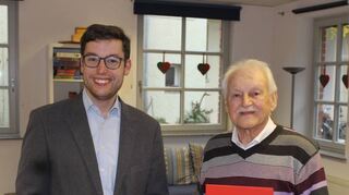Marius Schmidt (l.) skizzierte in Hofheim eine Politik, die er als Rathauschef gerne angehen würde. Auch überbrachte er Glückwünsche an Jubilar Gerd Bauer.