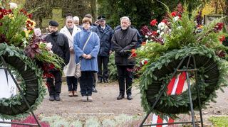 Gedenken an die Toten von Krieg und Gewaltherrschaft: Bürgermeisterin Monika Kabs (M.) und der ehrenamtliche Beauftragte des Volksbundes Deutsche Kriegsgräberfürsorge Franz Dudenhöffer (r.) legen Kränze nieder.