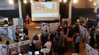 Zahlreiche neue und langjährige Heddesheimer informieren sich beim Bürgertag über 25 Institutionen in der Gemeinde.