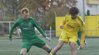 Viernheims Joseph Collier (links) im Zweikampf mit Timo Zuffinger vom VfB Gartenstadt.
