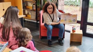 Ulrike Hellwig liest vor: Die Geschichte vom kunterbunten Elmar, der ein ganz normaler Elefant sein will, begeistert die Kinder.