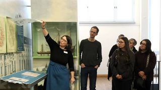Kuratorin Anne Mahn erklärt den Besuchern im Technoseum die „Mannheimer Privilegien“ von 1652.