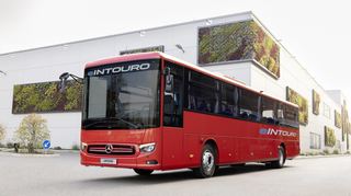 Protoyp eines eIntouro: Der erste batterieelektrische Überlandbus von Daimler Truck soll ab 2026 an Kunden ausgeliefert werden.