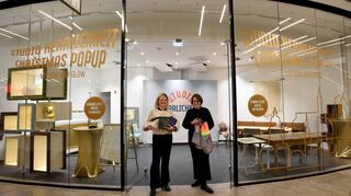 In goldenem Design und mit besonderen Geschenkartikeln: Die Evangelische Kirche eröffnete einen Laden in Q 6, v.l. Pfarrerin Nina Roller und Valentina Ingmanns.