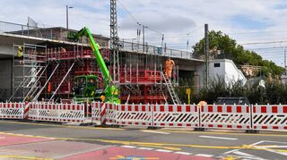 Das aktuell wohl größte Verkehrsprojekt in Mannheim: Seit Sommer (unser Bild) wird neben der BBC-Brücke eine Behelfsquerung errichtet. Die Brücke selbst wird dann abgerissen und neu gebaut.