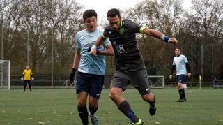 Lampertheims Vlad Marco Mustata Pop (l.) versucht hier gegen Birkenaus Sascha Semmler an den Ball zu kommen.