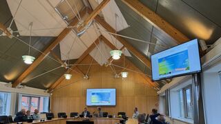 Bei Vorträgen im großen Sitzungssaal dürfen die Heddesheimer Bürger am Ratstisch Platz nehmen.