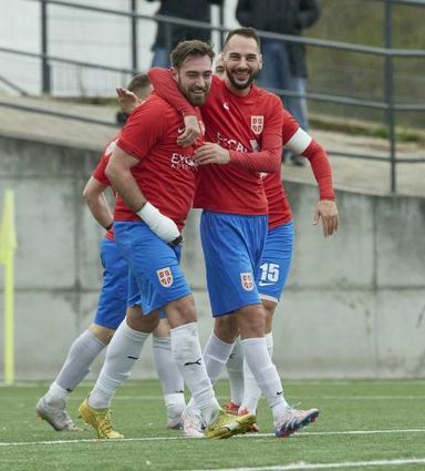 Vuk Spanovic und Kadir Seker bejubeln den Srbija-Sieg im Topspiel.
