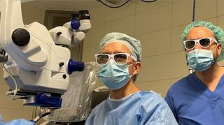 Klinikchef Lars-Olof Hattenbach blickt durch eine 3D-Brille auf den Monitor, auf dem den OP-Verlauf verfolgt.