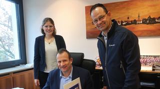 Blick ins Krisenhandbuch: Jana Vierling (Ordnungsamt, v.l.), Bürgermeister Achim Weitz und Andreas Stampfer (EnBW).