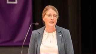 Findet die Kürzungen drastisch, aber notwendig: Dekanin Sonja Mattes bei der Synode in Bürstadt.