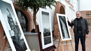 Der Mannheimer Fotograf Horst Hamann mit einigen seiner Motive vom Speyerer Dom. Mehr als ein Jahr lang kam er mit einem eigenen Schlüssel immer wieder zu Tages- und Nachtzeiten in das zentrale geschichtliche Bauwerk der Metropolregion Rhein-Neckar, um zu arbeiten.