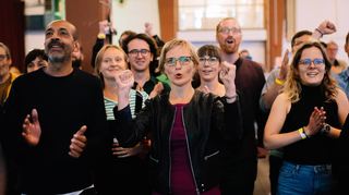 Franziska Brantner (M.) reckt bei der Bundestagswahl 2021 die Fäuste nach oben: Im Wahlkreis 274 hat die Grünen-Abgeordnete der CDU das Direktmandat abgejagt.