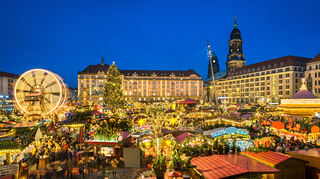 Der Markt liegt im Herzen der Altstadt, die festlich erleuchtet ist.