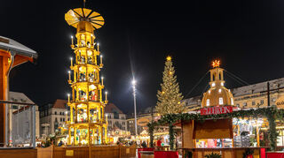 Ein Weihnachtsmarkt-Highlight: Die „Striezelmarkt-Pyramide“, eine große, handgeschnitzte Pyramide aus Holz.
