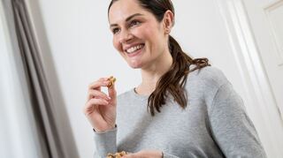 Gesundes statt Süßes: Eine Ernährungsumstellung gelingt nur mit der richtigen Strategie.