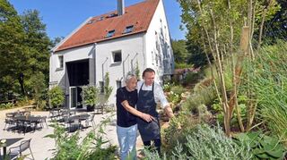 Nicht mehr Seite an Seite (v.l.): „Mühlenhof“-Besitzer Manfred Lautenschläger und der bisherige Chefkoch Dustin Dankelmann im Garten des „Raro“.