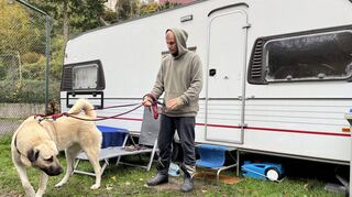 Norman und seine Kangal-Hündin „Handtuch“ vor dem neuen Wohnwagen. Eine Spendenaktion hat den Kauf des Campers ermöglicht.