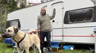 Norman und Kangal-Hündin "Handtuch" freuen sich über den neuen Camper. 2800 Euro hat der Wohnwagen gekostet.