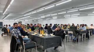 Spitzen des Islamischen Arbeitervereins und ihre Gäste Ende März beim Fastenbrechen in dem ehemaligen Supermarkt-Gebäude in der Neustadter Straße. Links vorn Vorstandssprecher Khalil Khalil.
