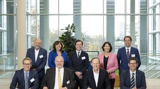 Uwe Liebelt (vorne, 2. v. r.) bei der Vertragsunterzeichnung u. a. mit den Vulcan-Chefs, Ministerin Schmitt (rosa Jacke), OB Steinruck und OB Meyer (hinten r.).