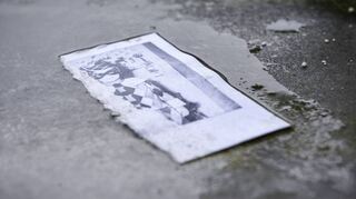 Das Foto zeigt ein zerrissenes Kinderbild – Betroffene von sexuellem Missbrauch leiden häufig ihr Leben lang unter den Taten.
