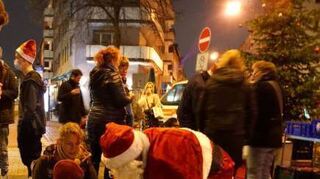 Der ADG-Nikolaus verteilt Geschenke an die Kinder.