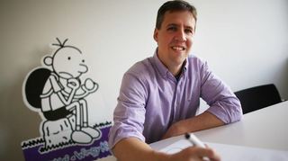 Der US-amerikanische Kinderbuchautor Jeff Kinney zeichnet am 03.12.2013 in Köln (Nordrhein-Westfalen). Kinney ist mit seinen Büchern über den vorpubertären Greg mit einer Gesamtauflage von 115 Millionen der derzeit erfolgreichste Jugendbuchautor der Welt. Foto: Oliver Berg/dpa ++ +++ dpa-Bildfunk +++
