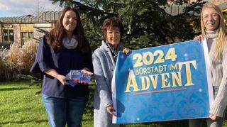 Stefanie Reis (v.l.), Bürgermeisterin Bärbel Schader und Sabrina Alimi werben mit Flyer und Plakat für die Veranstaltungsreihe „Bürstadt im Advent“.