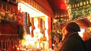 Bei den Besuchern beliebt: Der stimmungsvolle Weihnachtsmarkt mit Fachwerkkulisse in Ladenburg.