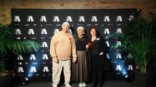 Martin J.V. Müller, Leiter Musikprogramm des Karlstorbahnhofs (v. l.), Kulturstaatsministerin Claudia Roth und Cora Maria Malik, Geschäftsführerin des Karlstorbahnhofs.