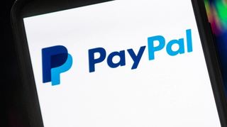 Eine Seniorin in Eich ist von einem falschen Paypal-Mitarbeiter um zehntausende Euro betrogen worden.