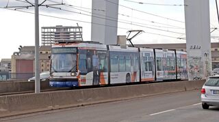 Eine Bahn der Linie 6A fährt aus Ludwigshafen über die Kurt-Schumacher-Brücke in Richtung Mannheim. Während des Hochstraßen-Abrisses geht das nicht mehr.
