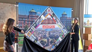 Sarina Hartmann (r.), die das Projekt umgesetzt hat, enthüllt die Mannheimer Monopoly-Edition.