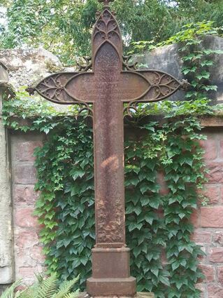 Das Grabkreuz, das älter als der Hauptfriedhof ist.