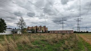 Auf dem Areal zwischen Lidl (weißes Gebäude links) und verlängerter Mozartstraße (Flachbau unter den Masten) soll das Gebiet entstehen.