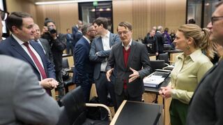Bundesgesundheitsminister Karl Lauterbach (Mitte) in der Länderkammer. Ob er da anzeigt, dass man sich aufeinander zubewegt?