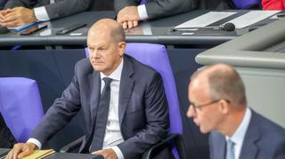 Kämpfen um die Gunst der Deutschen: Bundeskanzler Olaf Scholz (links) und CDU-Chef Friedrich Merz.r