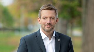 <p>Der 46-jährige Bürgermeister Stefan Schmutz (SPD) erhält für die Wahl am 2. Februar 2025 neben SPD und Grünen auch Rückendeckung von der FDP.<br></p>