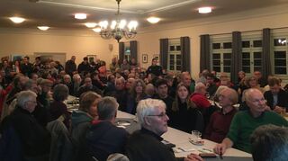 Voll besetzt zeigt sich der große Saal im Traditionsgasthof „Hirsch“ in Schriesheim bei der Informationsveranstaltung zur Windenergie an der Bergstraße.