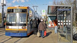 Der Karlsplatz auf der Rheinau ist schon heute ein Verkehrsknoten für den Mannheimer Süden. Künftig soll der öffentliche Nahverkehr hier noch attraktiver und vor allem barrierefrei werden.